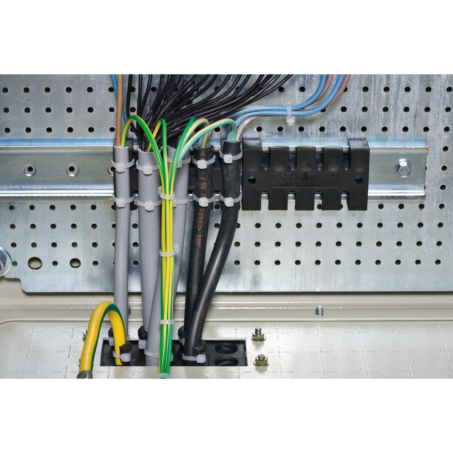SNR NSYSCCDINLG140   Supporto isolante cavi 140mm